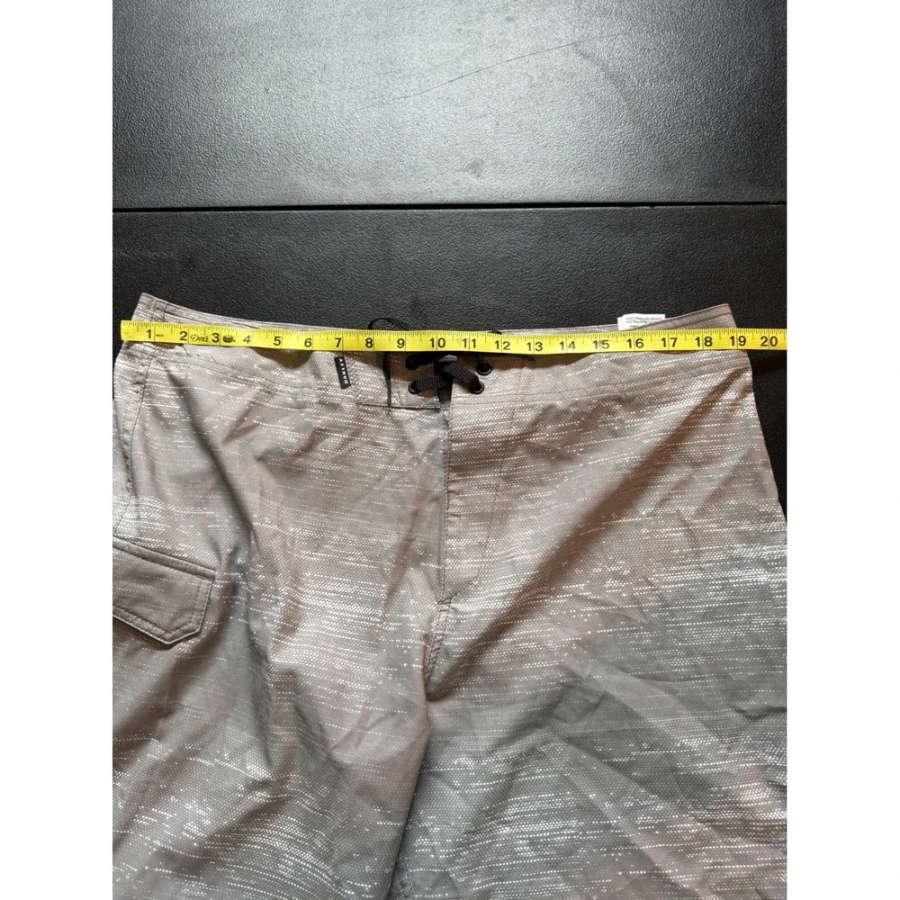 Oakley Mens Board Shorts Grey White Textured Swim Trunks Size 36 RN 96548